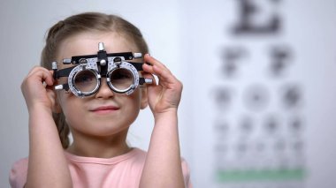 Optik deneme çerçevesi güzel kız açıkça görme gülümseyerek, görme düzeltme