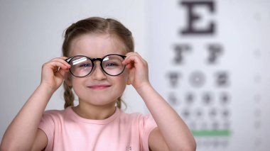 Görme engelli kadın çocuk rahat gözlük takmak için mutlu, gülümseme