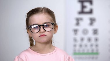 Gözlük, rahatsız gözlük çerçeveleri, kötü lens ayakta Hoşnutsuz kız