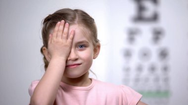 Çocuk kız kapanış göz, boyut veya işaret gösteren göz grafiği, görme tanı