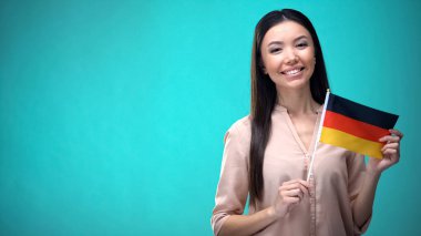 Almanya bayrağını yabancı dil öğrenmeye hazır tutan gülen bayan, Almanca okulu