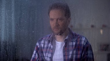 Sinirli adam depresyon acı, korkunç haber, göreceli ölüm, yağmurlu pencere