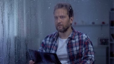 Yağmurlu günde akciğerleri röntgen tutan sinirli adam, tedavi edilemez hastalık, kanser