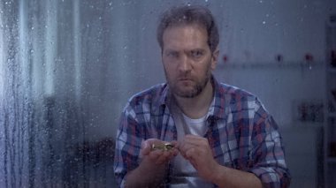 Yoksul erkek elinde paralar, düşük sosyal sigorta, işsizlik ve yoksulluk kavramı