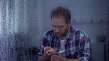 Klinikte hap tutan adam, zor operasyon sonrası rehabilitasyon sağlık