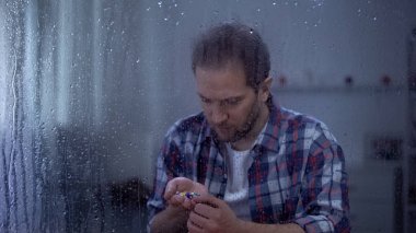 Erkek savaş kurbanı avuç içinde hap tutan, post-travmatik bozukluk tedavisi, tedavi