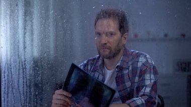 Akciğerröntgeni olan depresif adam kameraya bakarak, tüberküloz hastalığı, sağlık