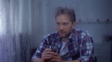 Elinde alkol içecek fincan ile üzgün adam depresyon, yalnızlık acı