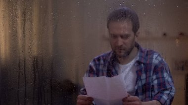 Gülümseyen adam yetişkin çocuktan mektup okuma, mutluluk ve bakım hissi