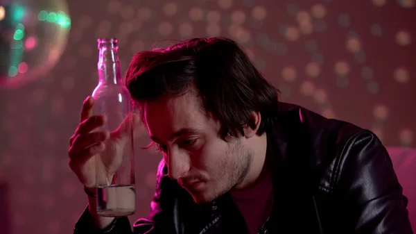 Hombre Sosteniendo Botella Vodka Tratando Escapar Los Problemas Con Alcohol — Foto de Stock