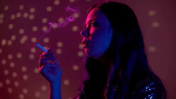 Серьезная Молодая Женщина Курящая Сигарету Вечеринке Ночном Клубе Вредная Привычка — стоковое фото