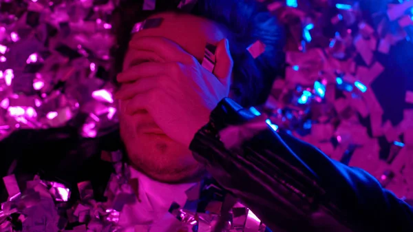 Bewusstloser Drogenabhängiger Wacht Auf Nachtclubboden Zwischen Konfetti Auf Draufsicht — Stockfoto