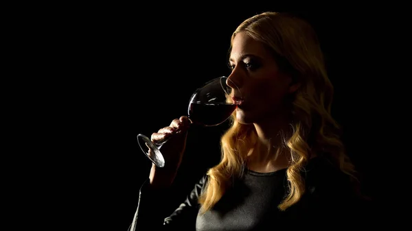 Mulher Sexy Beber Copo Vinho Isolado Fundo Preto Festa Noite — Fotografia de Stock