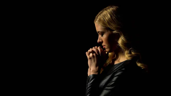 Несчастная Женщина Молится Темноте Небесным Светом Исповедь Грешника Вера — стоковое фото