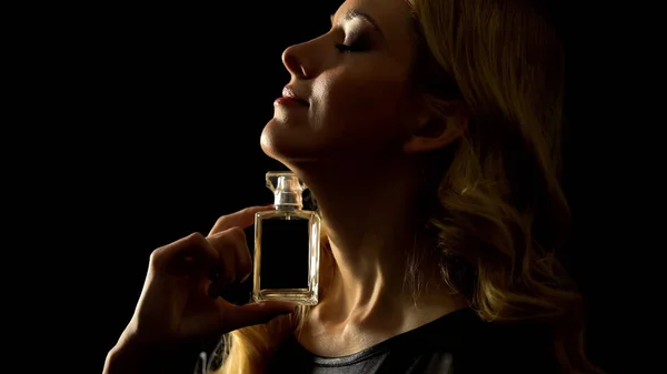 Förförisk Blond Kvinna Visar Lyx Parfym Sexig Doft Feromoner Effekt — Stockfoto