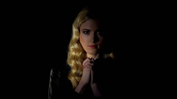 Kadın Günahkâr Karanlık Odada Dua Inanç Inanç Arıyor — Stok fotoğraf