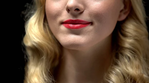 Lähikuva Nuori Nainen Kasvot Illalla Muodostavat Valmistautuu Päivämäärä Kosmetiikka — kuvapankkivalokuva