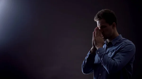 Вірний Чоловік Молиться Богу Просять Благословення Прощення Віра — стокове фото