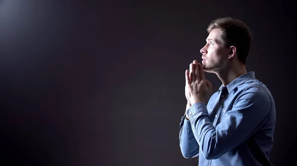 Junger Mann Betet Segnet Gott Unter Dem Licht Des Himmels — Stockfoto