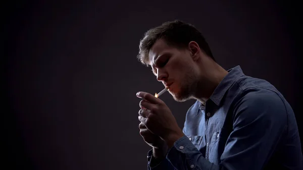 Homem Jovem Acendendo Cigarro Quarto Escuro Hábito Insalubre Efeito Prejudicial — Fotografia de Stock