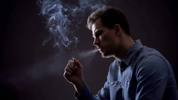Uomo Sconvolto Espirare Fumo Dannoso Concetto Abitudine Malsana Industria Del — Foto Stock