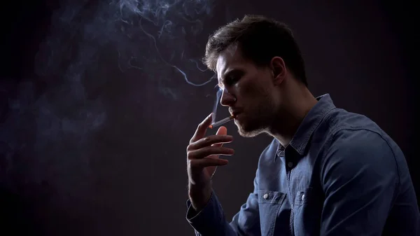 Hombre Deprimido Fumando Aislado Sobre Fondo Oscuro Pensando Problemas Vida — Foto de Stock