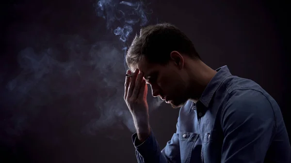 Pensive Man Met Sigaret Gevoel Depressief Werkloosheid Faillissement — Stockfoto