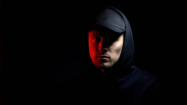 Şapkalı Kapüşonlu Adam Kameraya Bakıyor Kırmızı Işık Polis Baskını Hırsızı — Stok fotoğraf