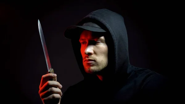 Σκεπτικός Άντρας Κουκούλα Που Κρατάει Μαχαίρι Σκέφτεται Κάνει Έγκλημα Όπλο — Φωτογραφία Αρχείου