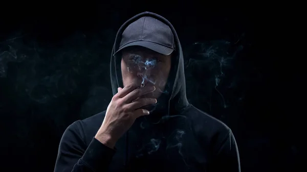 Mužský Rváč Mikina Kouří Cigaretu Proti Tmavém Pozadí Noční Zločinec — Stock fotografie