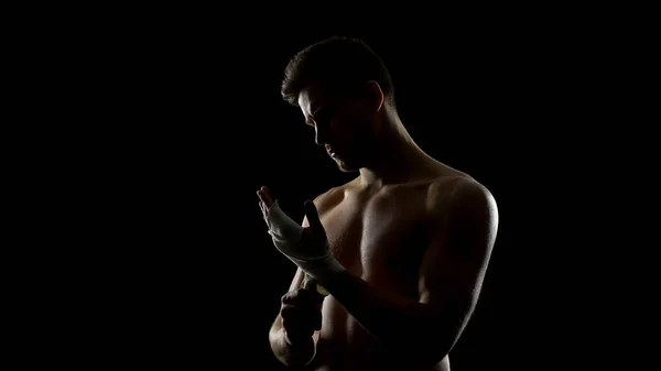 Mužský Boxer Používající Ruční Zábaly Chránící Zápěstí Před Zraněním Před — Stock fotografie