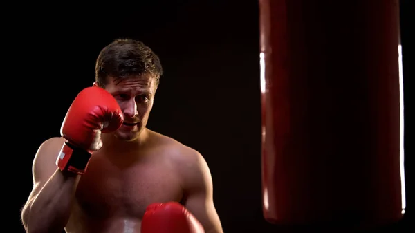 ボクシングバッグで汗をかくスポーツマントレーニング 不安コンセプトとの戦い — ストック写真