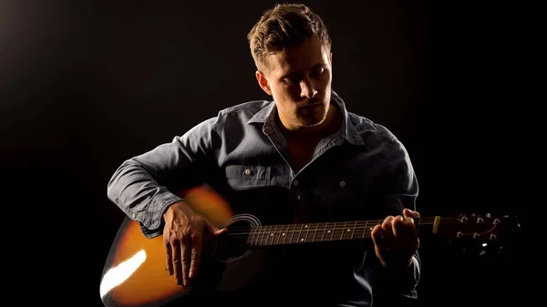 Romântico Masculino Tocando Guitarra Data Isolado Fundo Preto Hobby — Fotografia de Stock