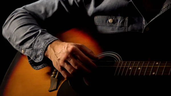Männliche Hand Spielt Akustische Gitarre Aus Nächster Nähe Straßenkünstler Verdient — Stockfoto