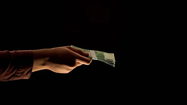 Χέρι Του Ανθρώπου Δίνει Τραπεζογραμμάτια Ευρώ Μαύρο Υπόβαθρο Οικονομική Απάτη — Φωτογραφία Αρχείου