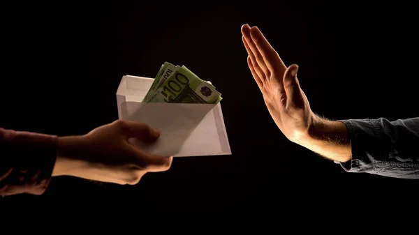 Masculino Dando Envelope Com Euros Pessoa Fazendo Parar Gesto Recusando — Fotografia de Stock
