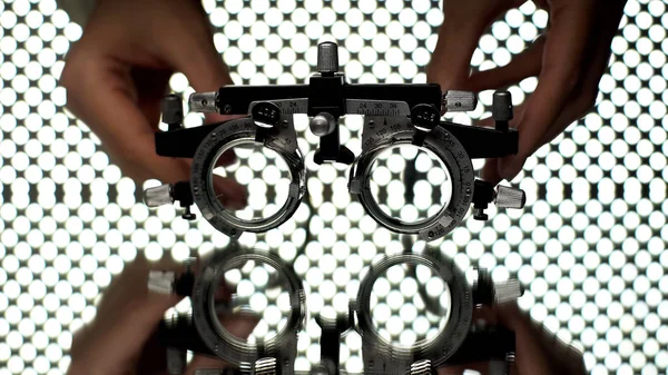 視力検査 光学機器のためのフォロプターを取る医師の手 — ストック写真