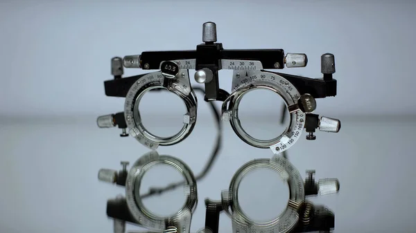 ガラス表面に横たわる特別な視力チェックメガネ 眼疾患の診断 — ストック写真