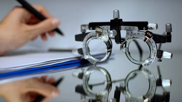 Lekarz Pisanie Recepty Okularu Kontrola Wzroku Optyczną Ramą Próbną — Zdjęcie stockowe
