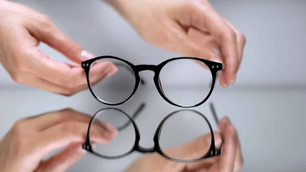 Kobiece Ręce Biorąc Korekcyjne Okulary Przepisane Przez Optometrist Optyka — Zdjęcie stockowe