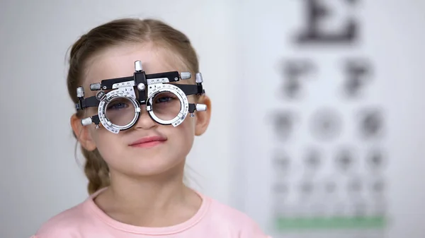 Niña Que Usa Anteojos Prueba Para Diagnosticar Visión Ayuda Profesional —  Fotos de Stock