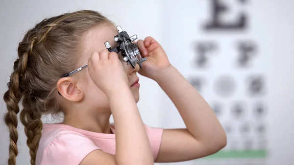 Optometrista Üzembe Phoropter Kislány Gyermek Panaszkodik Hogy Semmi — Stock Fotó