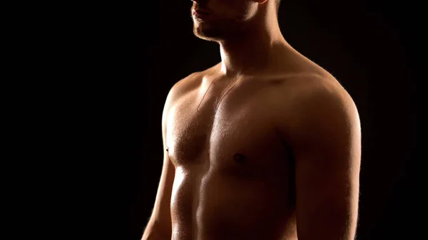 Hombre Sudoroso Masculino Pie Sobre Fondo Negro Cuerpo Sano Atlético — Foto de Stock