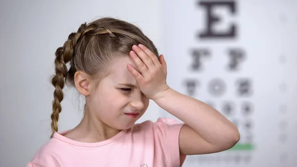 Enfant Fille Mignonne Souffrant Maux Tête Premier Symptôme Myopie Perte — Photo