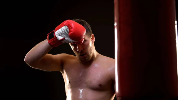 Deportista Sudoroso Sintiéndose Cansado Después Agotado Entrenamiento Boxeo Motivación — Foto de Stock