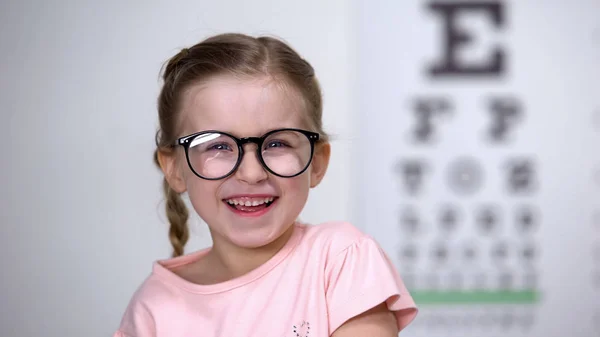 Χαρούμενο Μικρό Κορίτσι Γυαλιά Που Γελούν Θετικά Αποτελέσματα Θεραπείας Όρασης — Φωτογραφία Αρχείου