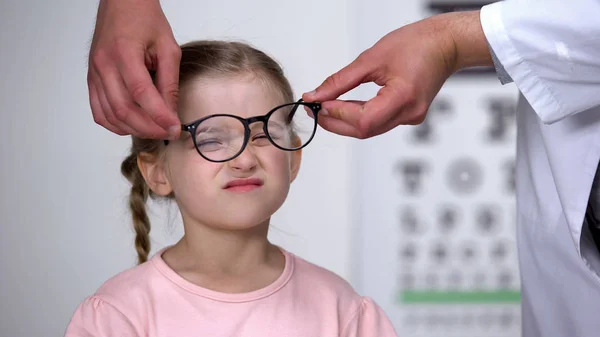 Optiker Setzt Korrekturbrille Auf Verärgertes Mädchen Augenkrankheiten Kindesalter — Stockfoto