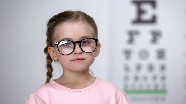 Menina Feliz Adorável Usando Óculos Para Melhor Visão Óculos Confortáveis — Fotografia de Stock