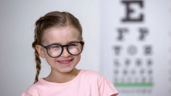 Menina Feliz Bonito Óculos Rindo Câmera Óculos Confortáveis — Fotografia de Stock