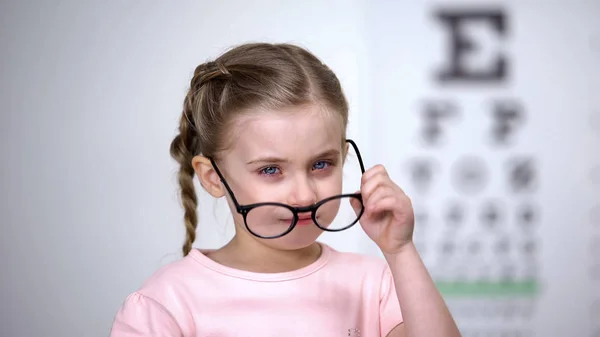 Płacz Dziewczyna Zdjąć Okulary Martwiąc Się Zastraszanie Rówieśników Niepewność — Zdjęcie stockowe
